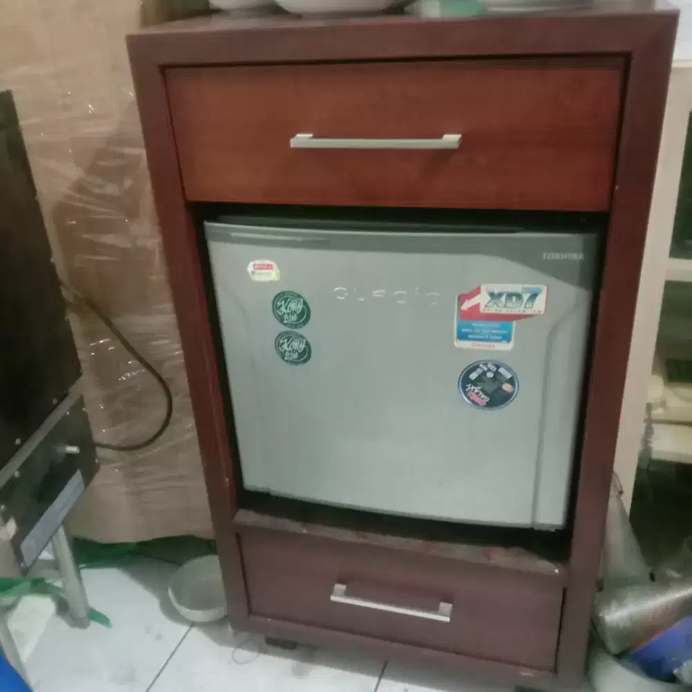 Kulkas mini bar dan lemari