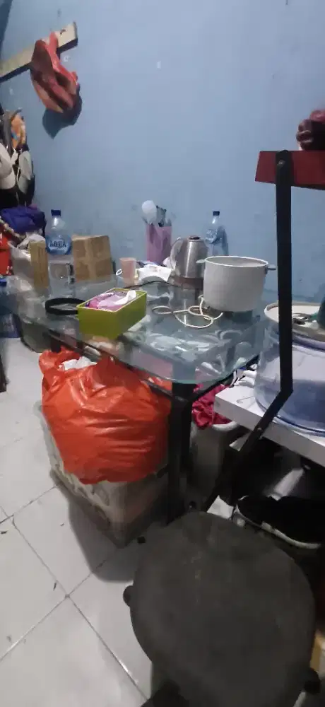Meja makan kaca tebal ukuran segi empat standar