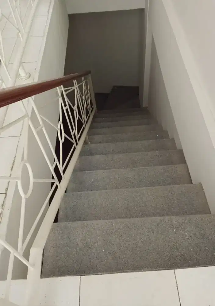 Disewakan cepat 2 ruko gandeng , 3 lantai, mewah