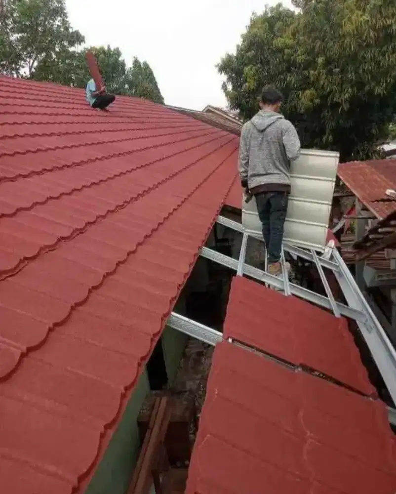 Baja ringan genteng metal pasir terpasang