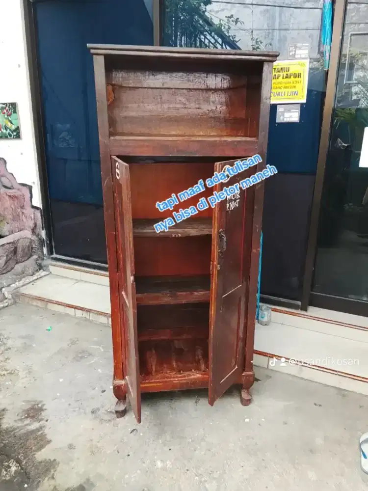 Lemari jati tua