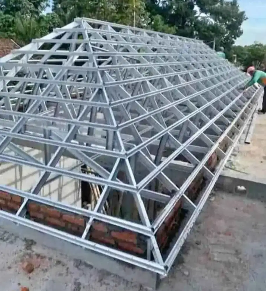 Baja ringan dan plafon PVC terpasang