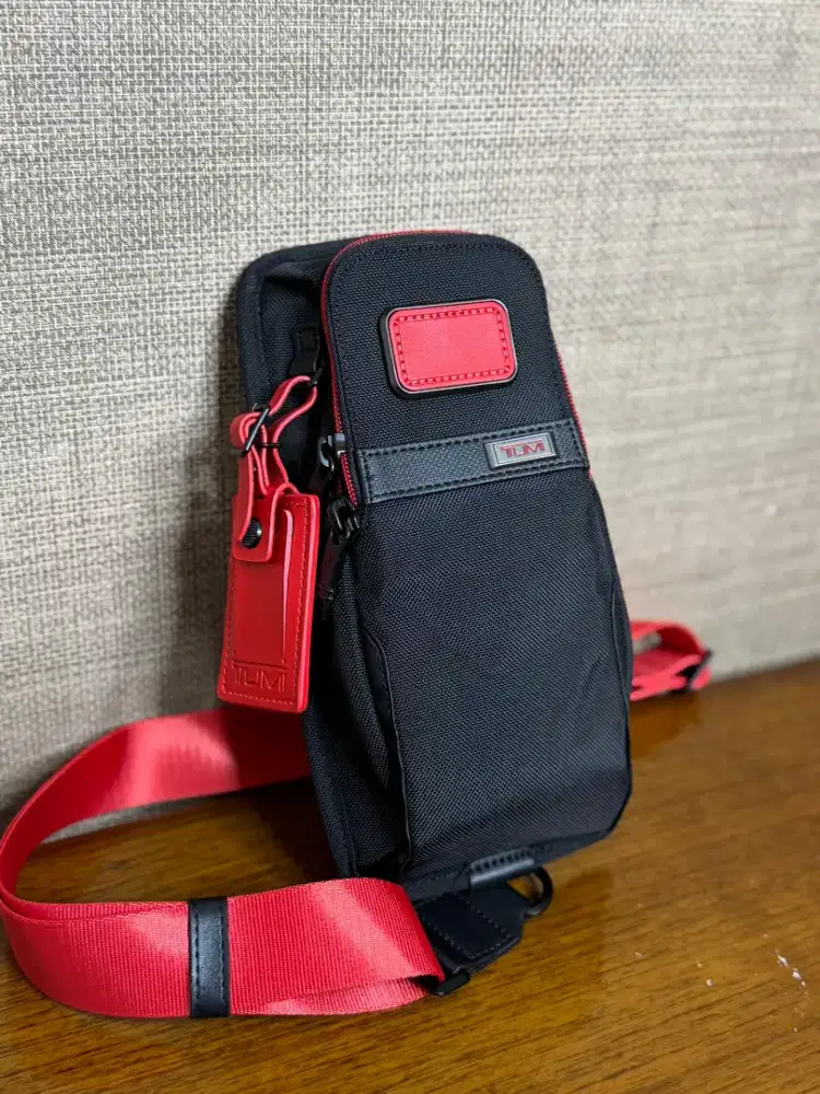 Compact Sling Black with Red Tumi