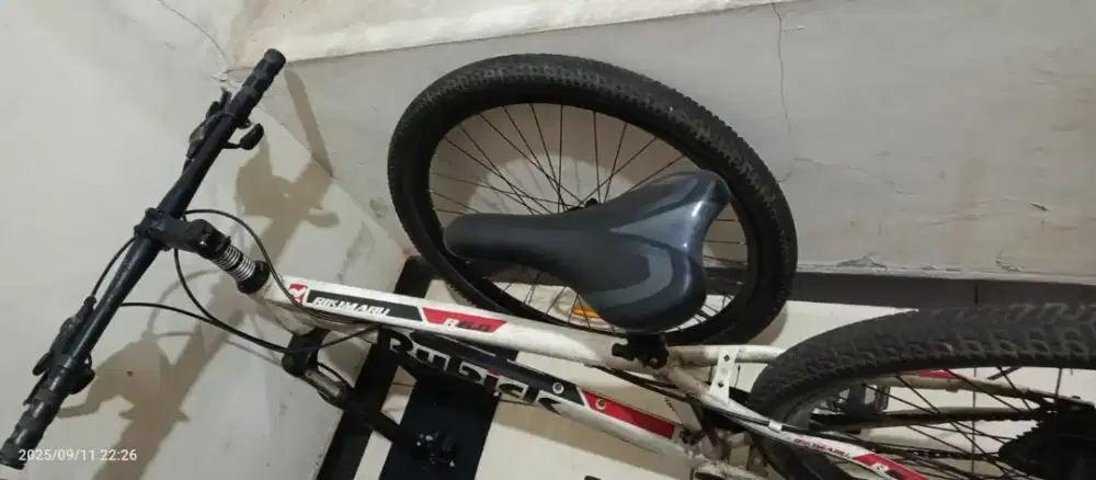 Sepeda Gunung Rubick warna putih