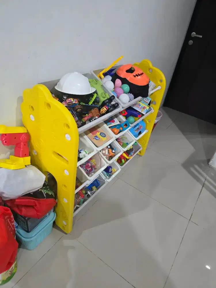 Rak mainan kondisi msh lengkap