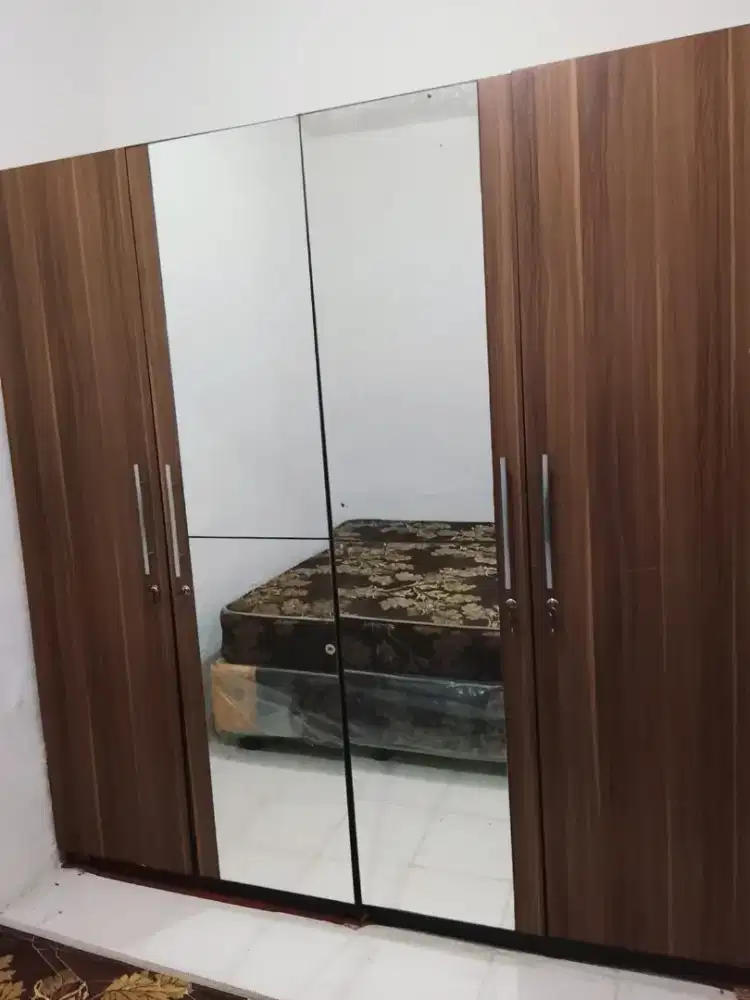Lemari Pakaian 4 Pintu