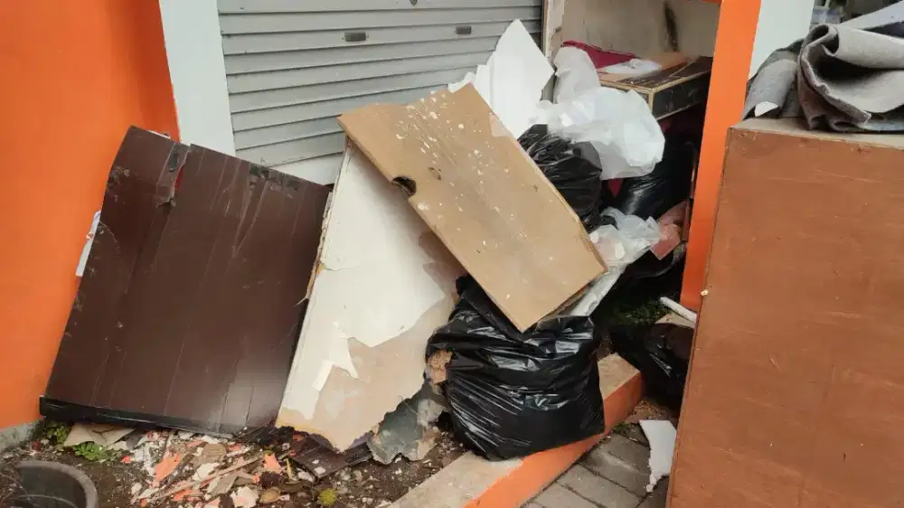 Buang puing puing furnitur