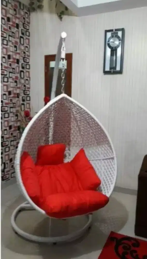 KURSI GANTUNG SANTAI KEPOMPONG