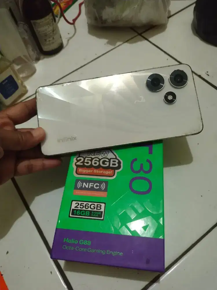 Infinix hot 30  8+8/256  minus tutup belakang agak jelek dikit
