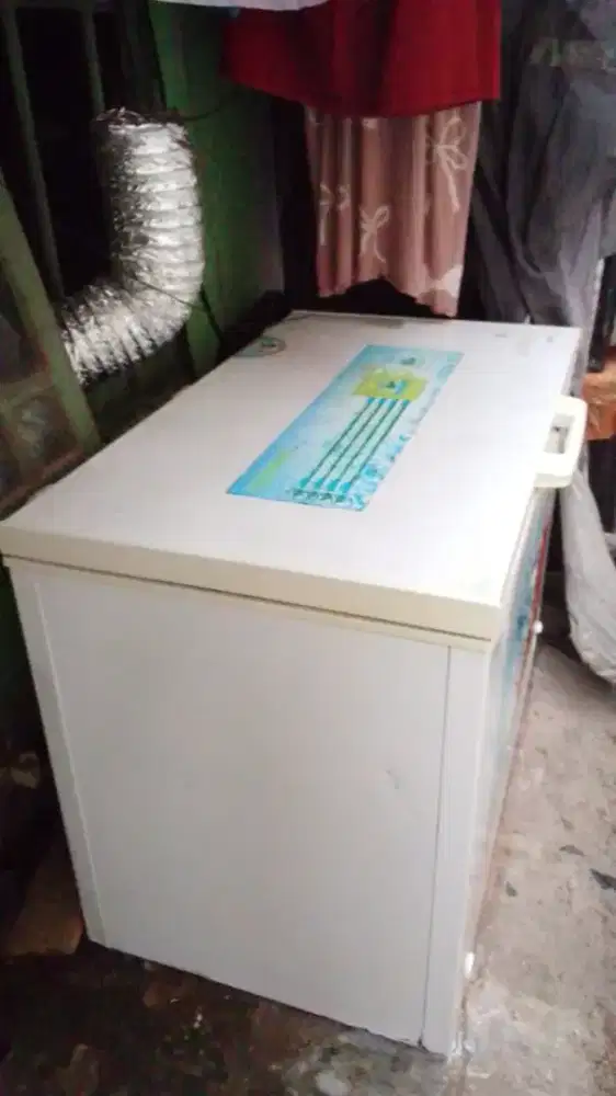Frezer Box Toshiba kapasitas 300 ltr