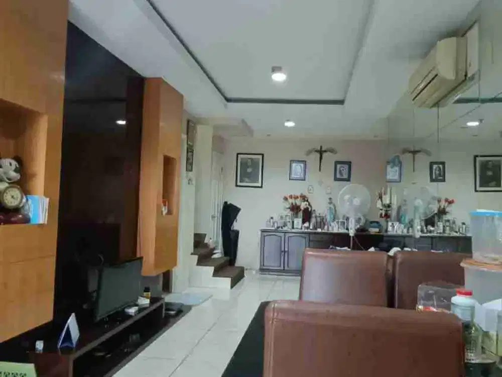 Apartemen dengan interior yang bagus dan view lepas ke arah pelabuhan