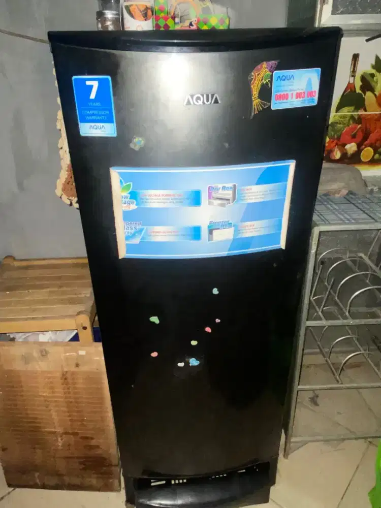 kulkas aqua warna hitam