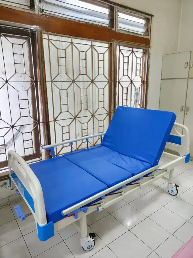 Ranjang pasien manual. Bed rumah sakit. Tempat tidur pasien. Kasur