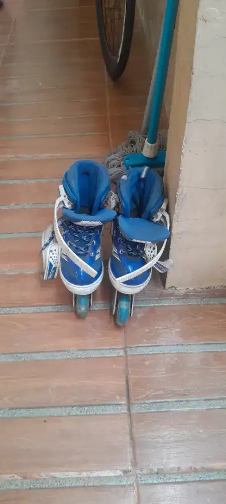 Jual sepatu roda warna biru gak bisa jauh-jauh