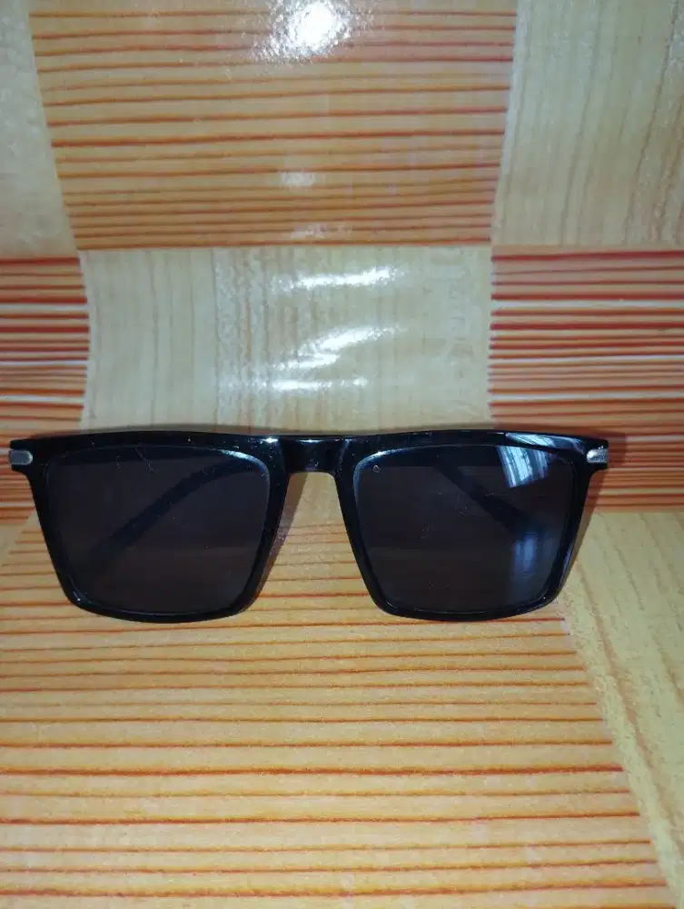 Kacamata hitam model kotak