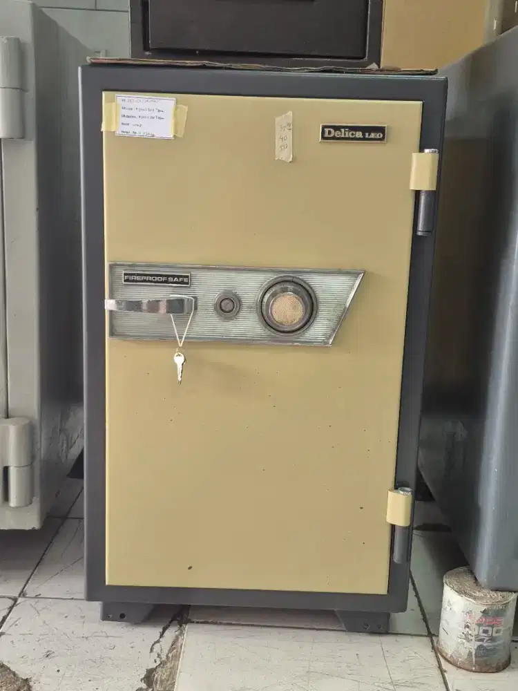 Lemari besi merk: Delica Leo