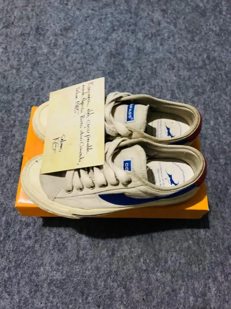 sepatu Compass retro