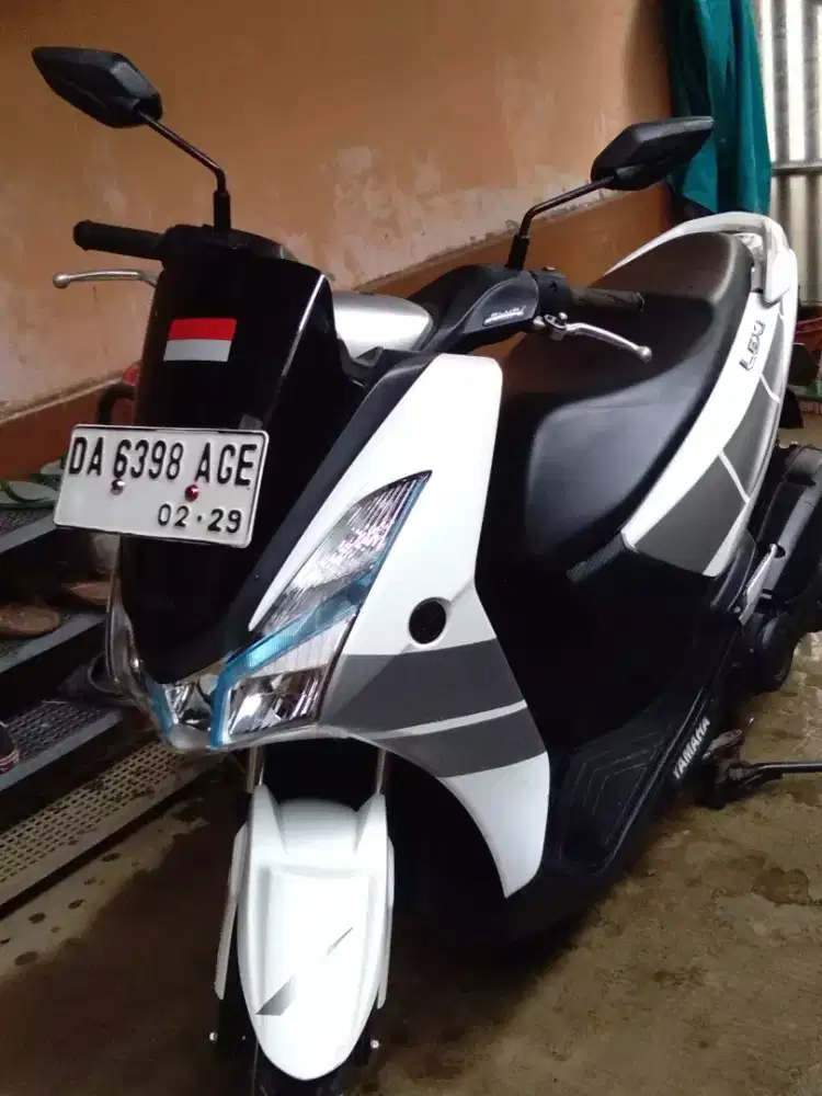 Motor yamaha lexi 125 putih kendaraan terawat pakaian pribadi pcb Bjm