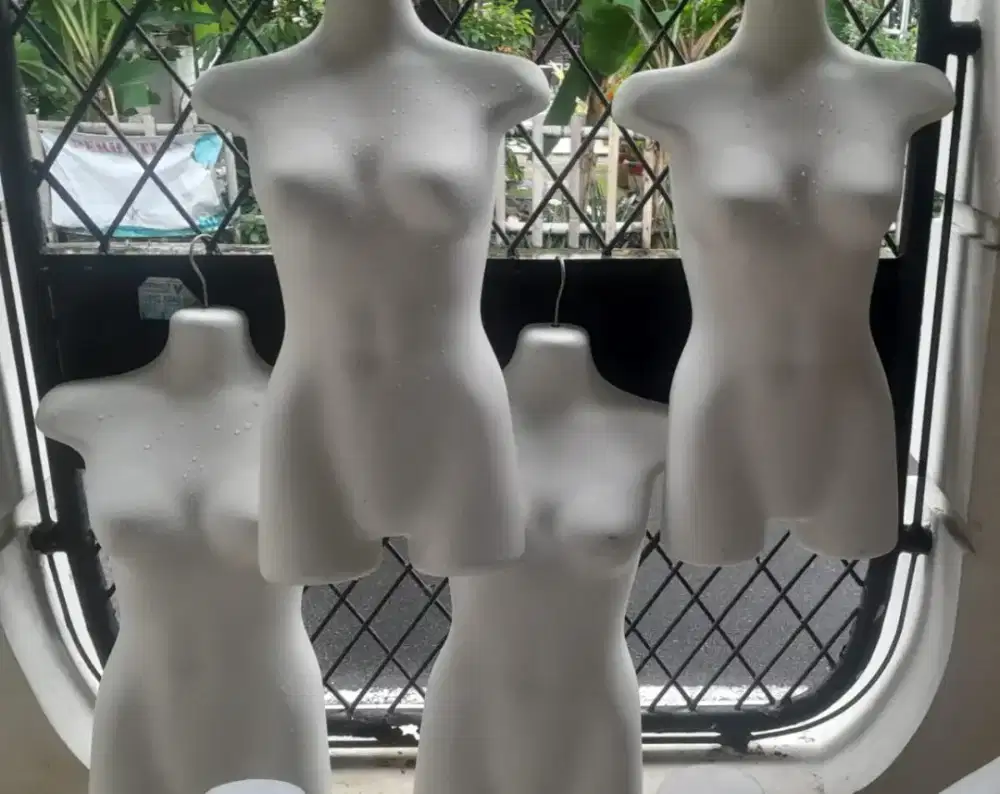 Patung Display Gantung Setengah Badan Second