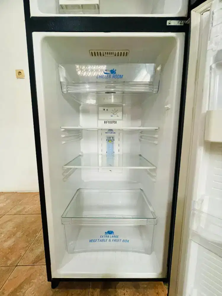 Kulkas aqua 2pintu (aqr-d270)