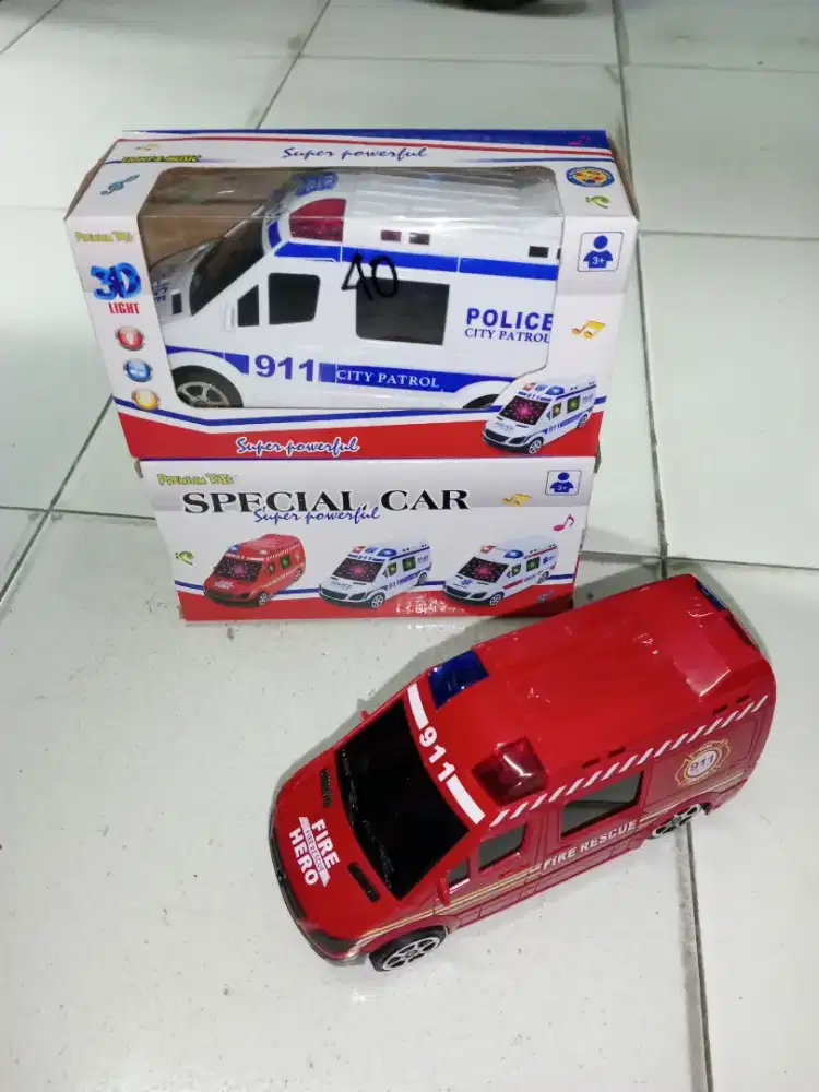 Mainan Anak Mobil Ambulan Baterai