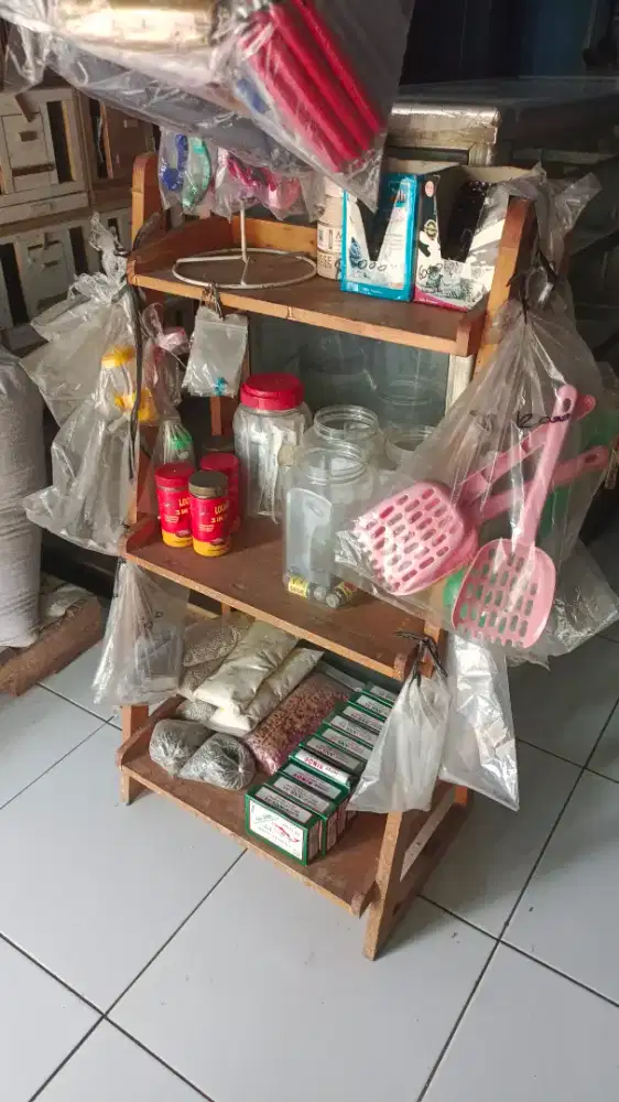 Rak kayu display jati Belanda masih bagus masih bersih