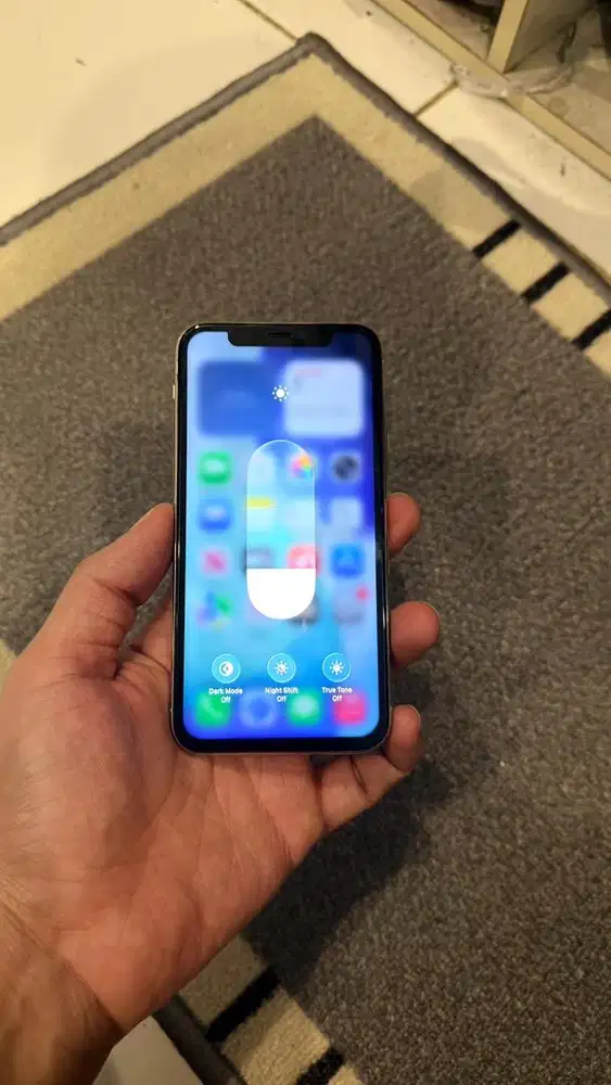 Dijual Iphone 11 Pro 256GB Silver Hp charger Terdaftar