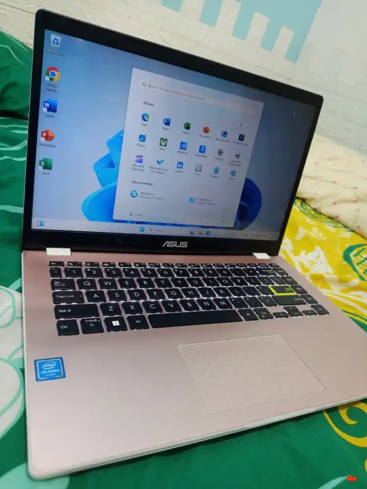 Laptop Asus E410M Ram 4gb/SSD 512gb  .batre awet .