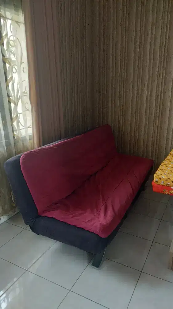 Sofa bed merah bekas