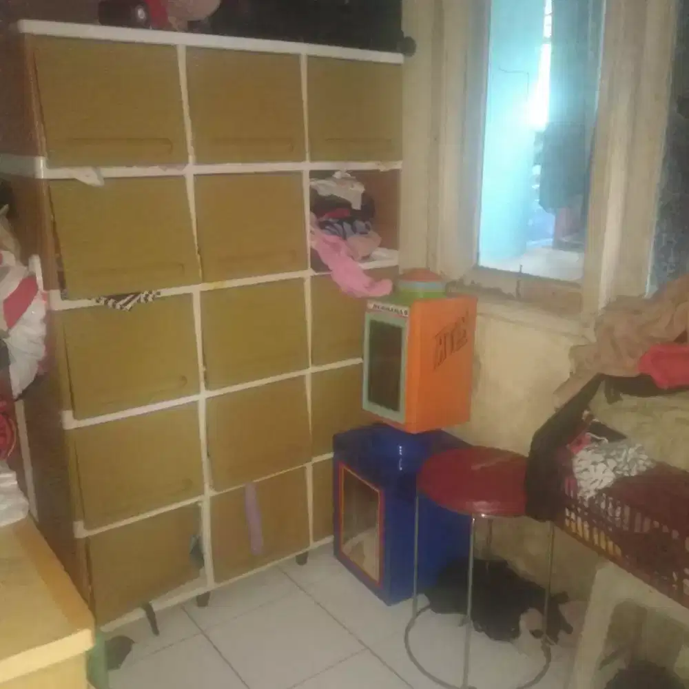 Lemari banyak kotak