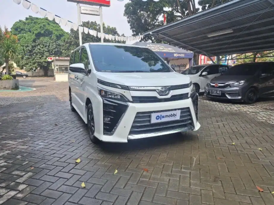 LOW DP Toyota Voxy 2.0 Bensin-AT 2018 SYA