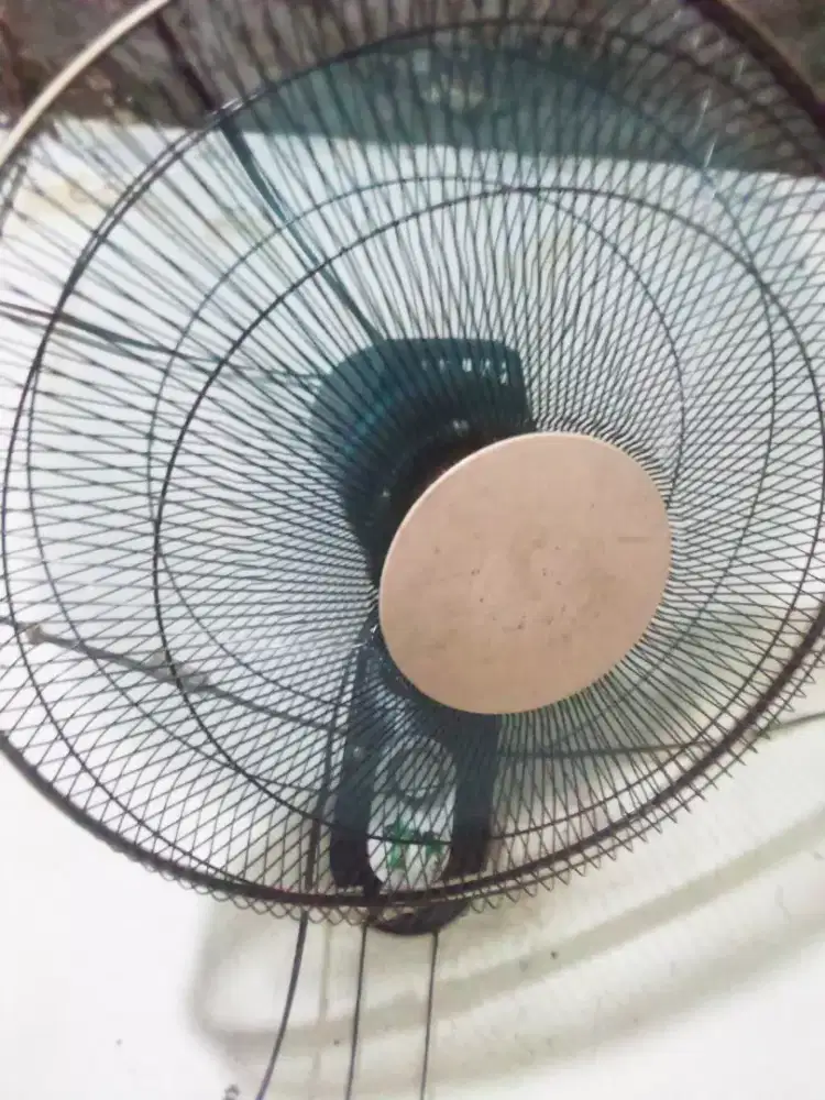 Dijual kipas angin tembok 18 inch baling2 besi merk GMC mulus normal