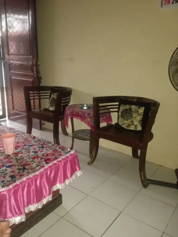 Dijual Properti Dapat 3 Kursi, Buffet TV, dan Buffet piring