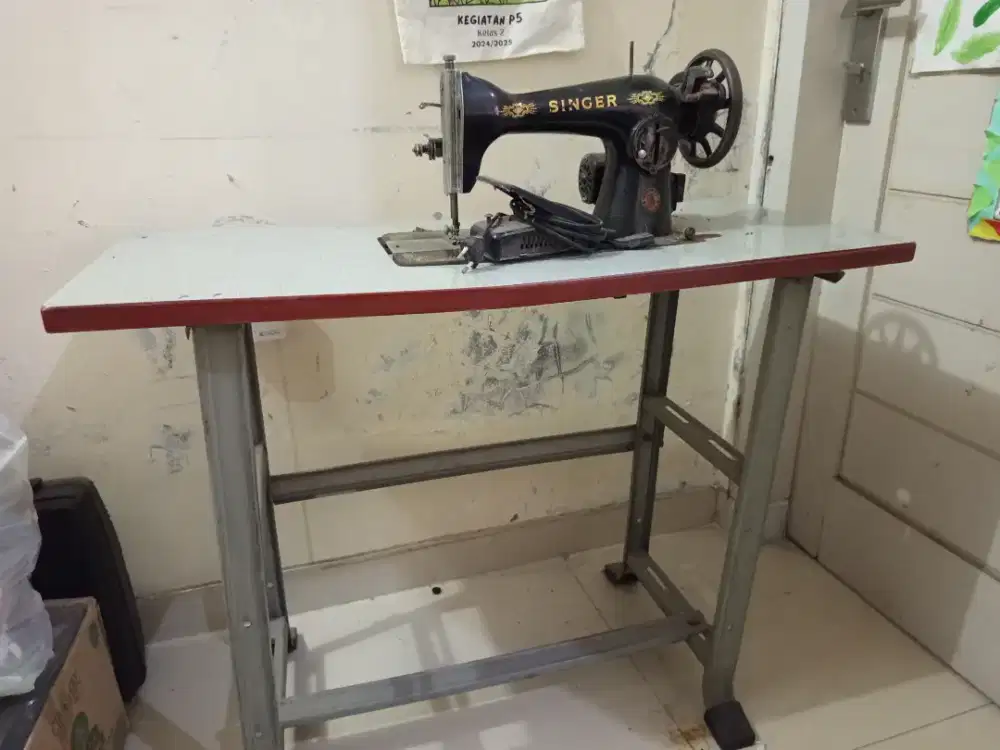 Mesin Jahit Singer (model klasik) dengan meja/kaki dan dinamo