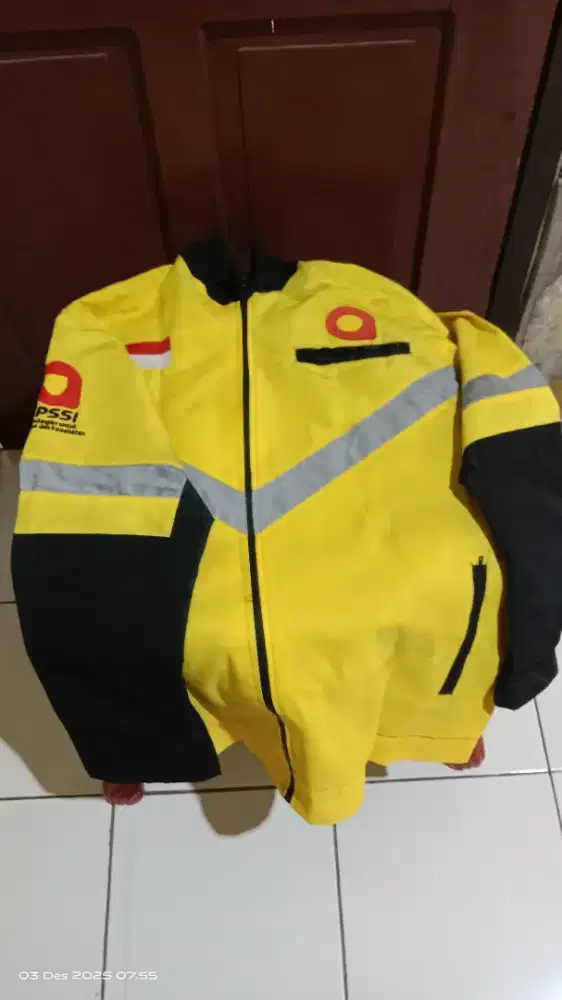 Jaket dan helm ojol