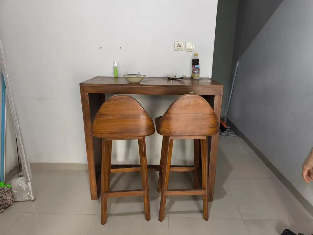 Dijual cepat meja makan dan lemari kayu
