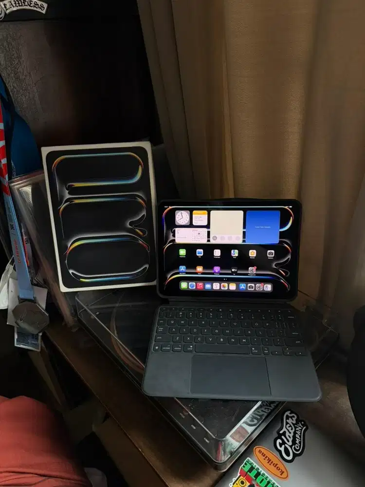 ipad pro M4 256gb wifi only + keyboard logitech