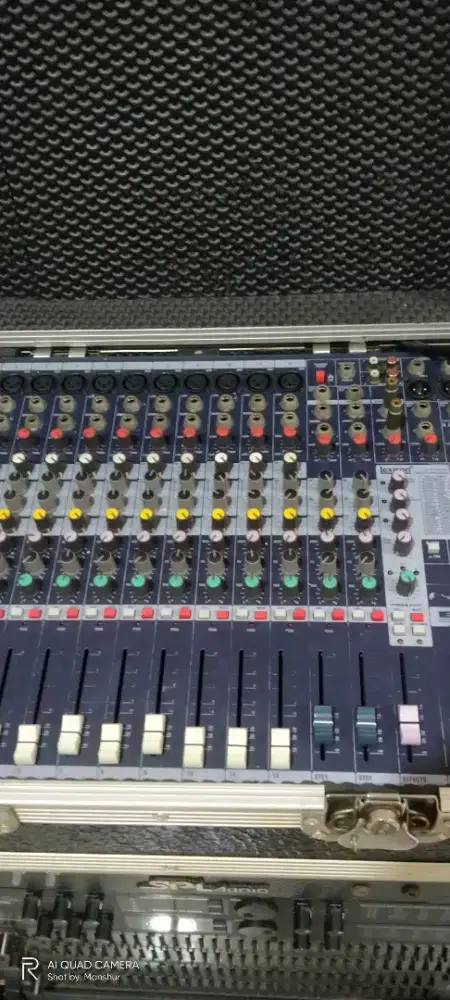 Mixer console soundcraft