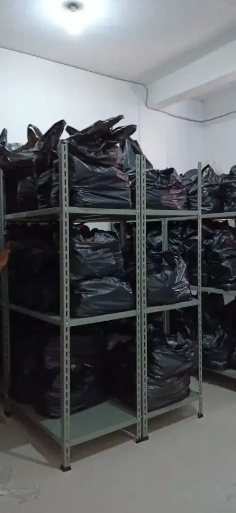 Rak besi siku lubang