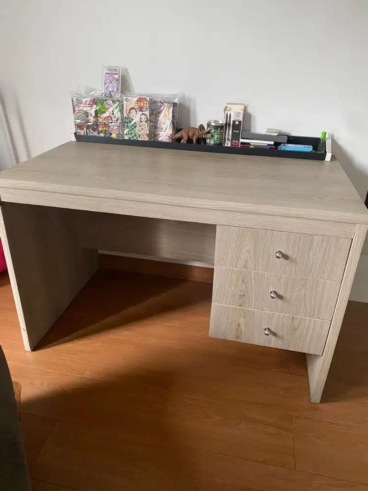 Di jual Meja tulis/kantor bonus kursi kantor roda