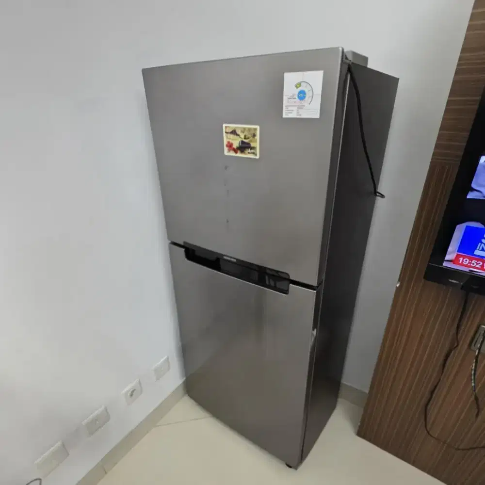 Kulkas 2 pintu merek samsung baru di pakai 7 bulan