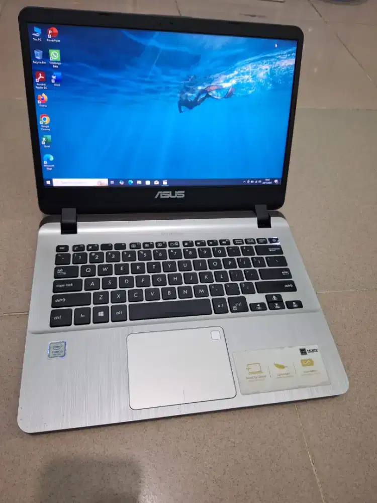 Bismillah dijual laptop Asus core i3 gen 7