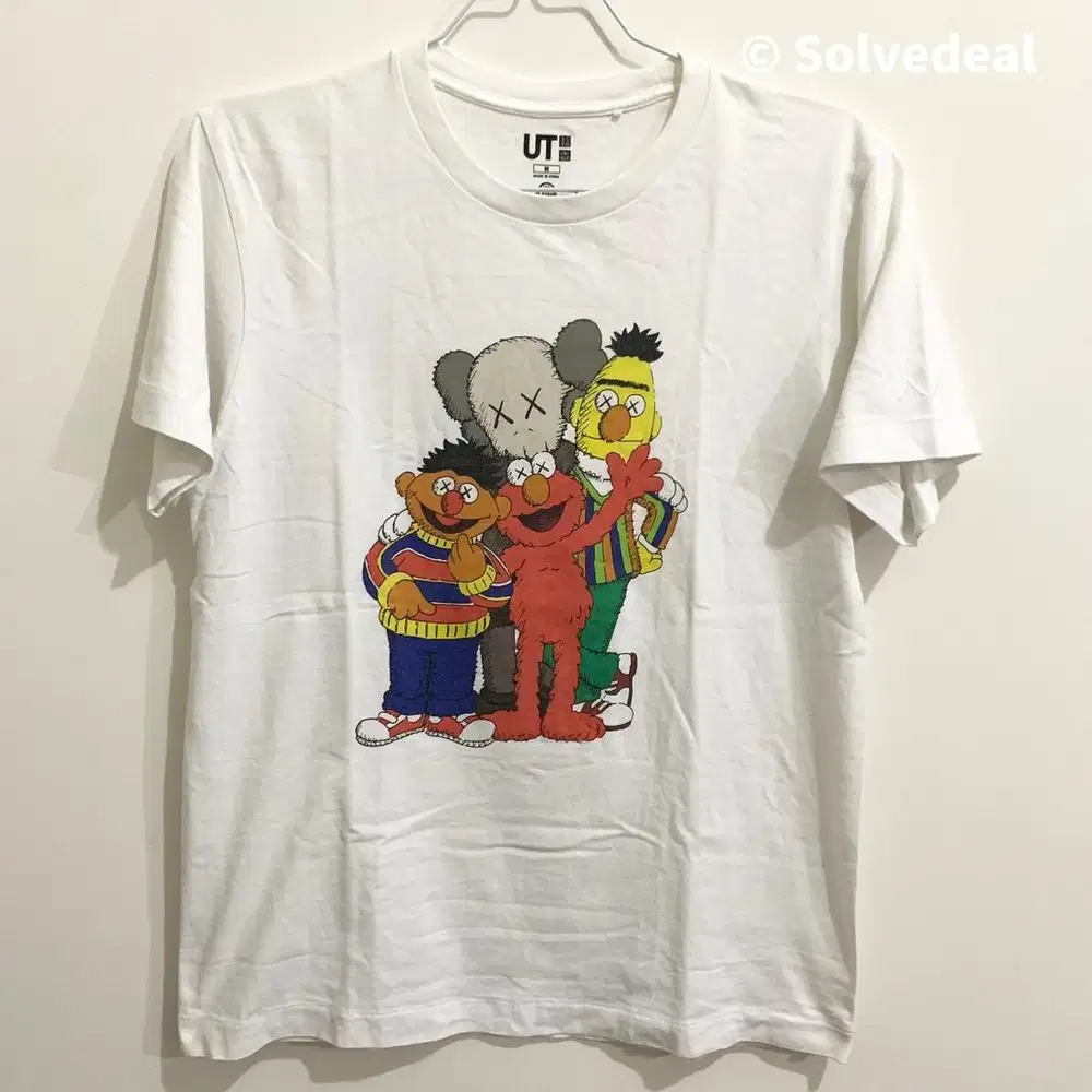Kaos Uniqlo Kaws Sesame Street Group Tee Putih Size M