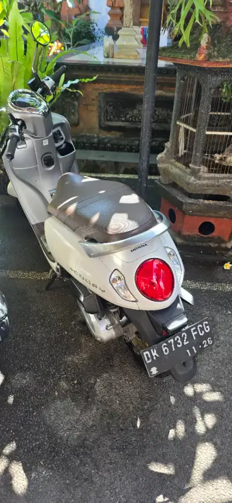 Scoopy prestige putih 2021