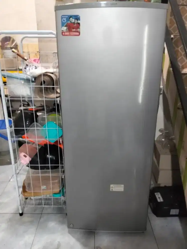 Freezer es batu merk sharp