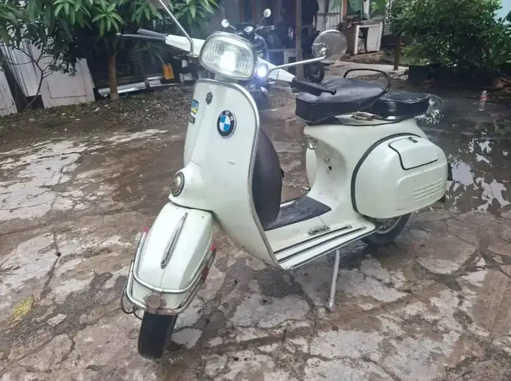 Vespa Super 1975 putih