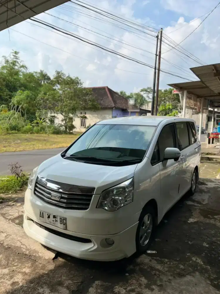 Toyota Nav1 putih tahun 2013
