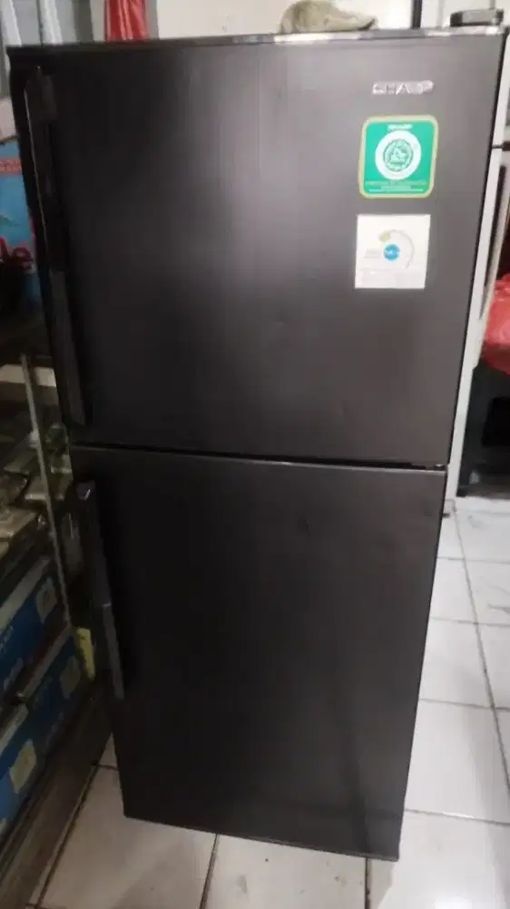 PROMO AWAL DES DIJUAL KULKAS SHARP 2PINTU RAK LENGKAP KONDISI NORMAL