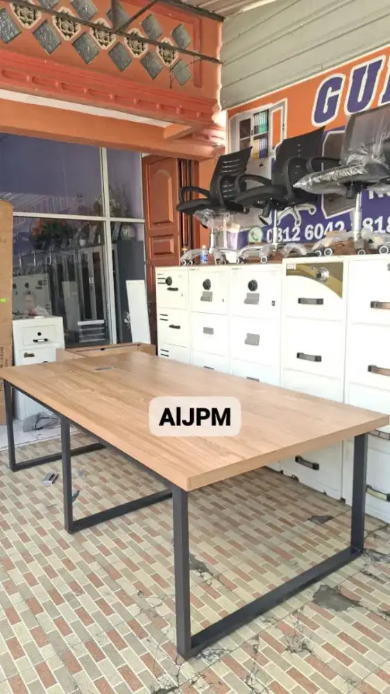 Meja meeting rangka besi