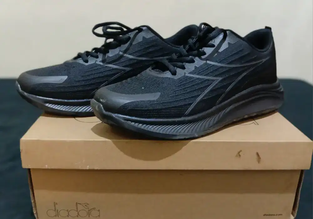 Sepatu diadora full black size 41